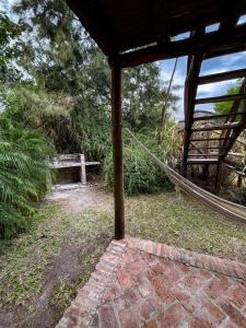 拉巴斯don isidro cabaña的一个带吊床和长凳的门廊