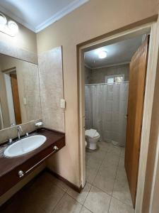 拉巴斯don isidro cabaña的一间带水槽、卫生间和镜子的浴室