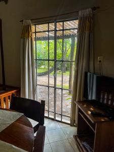 拉巴斯don isidro cabaña的客房设有大窗户,享有庭院的景色