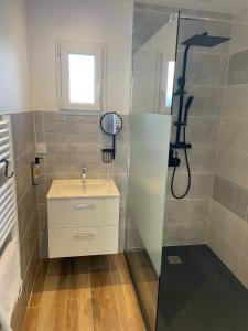 比斯卡罗斯Bienvenue chez Oslo的一间带水槽和淋浴的浴室