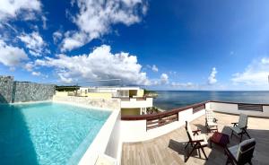 罗阿坦Villa de 3 habitaciones frente al mar Roatán的一座位于阳台的游泳池