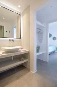 亚力山德罗斯公寓酒店的一间浴室