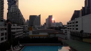 曼谷Panoramic City View Room at Silom的从大楼欣赏日落美景