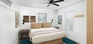富丽海滩Folly Vacation Fantastic Vibe! Incredible Apt D的一间卧室配有一张床和吊扇