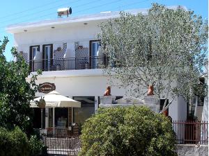 普拉卡米洛斯Arethousa的一座白色的建筑,上面设有一个阳台