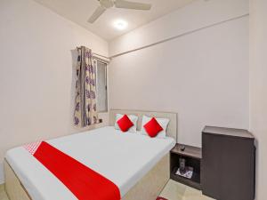 兰奇OYO Flagship Sona Residency的一间卧室配有一张床和电视