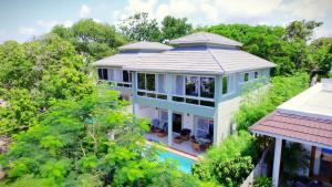 迪亚尼海滩The Pool House & The Colobus House, Bella Seaview, Diani Beach, Kenya的享有带游泳池的房屋的空中景致