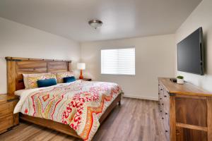 摩押2G New Moab RedCliff Condo, Pool & Hot Tub的一间卧室配有一张大床和一台平面电视