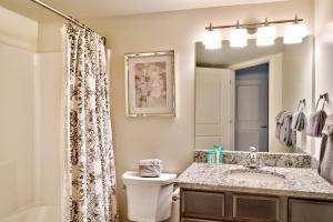 摩押2G New Moab RedCliff Condo, Pool & Hot Tub的浴室配有卫生间、盥洗盆和淋浴。