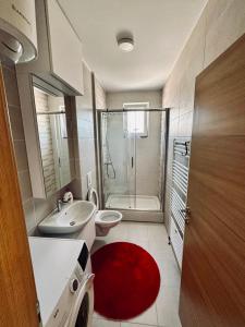 帕莱Apartman Pale Jahorina的浴室配有卫生间水槽和淋浴。