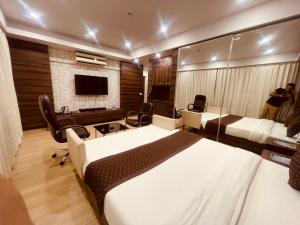 勒克瑙The Pearl - Couple Friendly的卧室配有一张白色大床和电视。