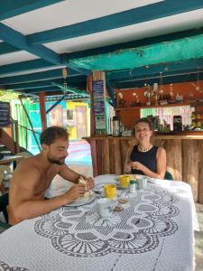 GuachacaEco-Cafe El Mirador的坐在桌子上的男人和女人