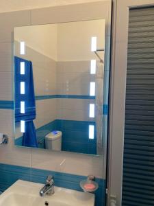 Rooms for rent Gezim Ismailaj的一间带水槽和镜子的浴室