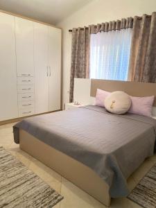 Rooms for rent Gezim Ismailaj的卧室配有一张带粉红色枕头的大床