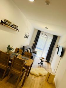 扬斯凯拉兹涅Stylový apartmán Ski&Bike, Janské Lázně的用餐室以及带桌椅的起居室。