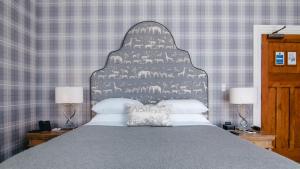 布伦海姆The Marlborough的一间卧室配有一张带大床头板的床