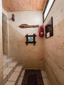 塔哈佐特Sunrise Hostel Taghazout的一间设有楼梯的房间和墙上的消防栓