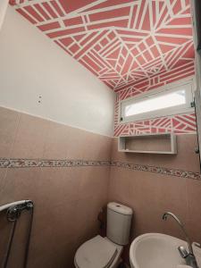 塔哈佐特Sunrise Hostel Taghazout的一间带卫生间和窗户的浴室
