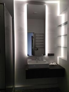 敖德萨Board apart hotel的一间带水槽和镜子的浴室