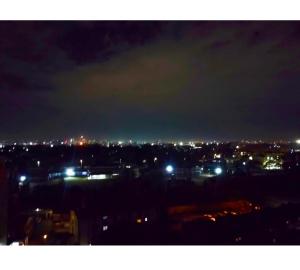 内罗毕Luxe Happy Home 254 Furnished Apartments的夜晚带灯光的城市景观