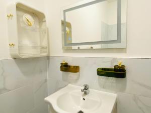 伦敦Luxury Morden 4 bedroom Flats which will make you unforgettable的白色的浴室设有水槽和镜子