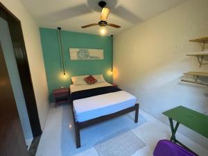 帕拉蒂Maresia Hostel Paraty BR的一间带一张床和吊扇的小卧室