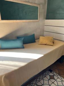 萨尔扎纳马列塔旅馆的一张大床,上面有两个枕头