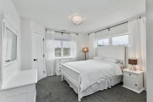 Salvo7230 - Lost at Sea by Resort Realty的一间白色卧室,配有床和2个窗户