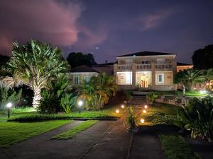 伊塔蒂亚亚伊塔蒂埃亚拉蓬萨酒店的棕榈树和灯火的大房子