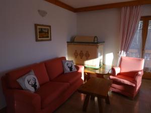 摩德纳迪-坎皮格里奥CASA VIDI的客厅配有红色的沙发和桌子