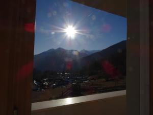 摩德纳迪-坎皮格里奥CASA VIDI的窗户享有阳光和山脉美景。