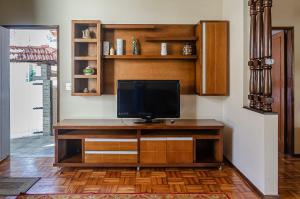 彼得罗波利斯Chamosa e aconchegante casa em Petrópolis VGL041的房间里的木制娱乐中心的电视