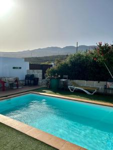 La CisneraLa Era Casa Rural的一座房子的院子内的游泳池