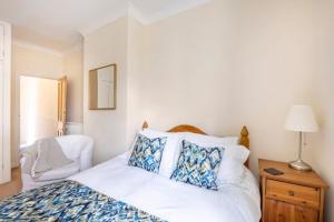 卡迪夫Room with Private Bath in Pontcanna的一间卧室配有一张带蓝色和白色枕头的床