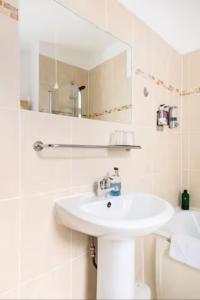 卡迪夫Room with Private Bath in Pontcanna的白色的浴室设有水槽和镜子