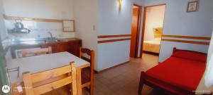 费德拉西翁Bowngalos Punta Norte的一个带桌子和红色沙发的小厨房