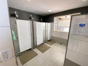 里约热内卢Aurora Hostel Rio的浴室设有一排带窗户的摊位