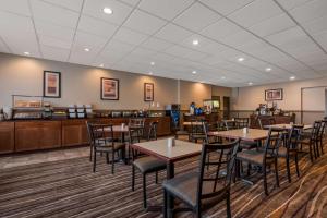 斯罗菲尔Best Western Philadelphia South - West Deptford Inn的餐厅内带桌椅的用餐室