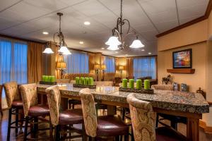 博林格林肯塔基州鲍灵格林汉普顿酒店的大型用餐室配有大桌子和椅子