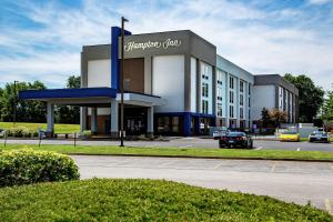 博林格林肯塔基州鲍灵格林汉普顿酒店的停车场内有停车位的建筑物