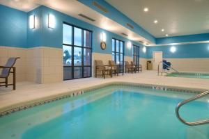 波卡特洛波格太罗汉普顿套房酒店的蓝色墙壁的房间内的游泳池
