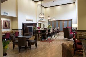 霍普霍普汉普顿套房酒店的一间带长桌和椅子的用餐室