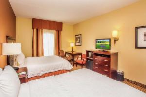 柯达赛维尔维尔体育场路汉普顿酒店及套房的酒店客房设有两张床和一台平面电视。