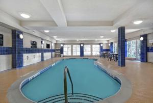 伯灵顿伯灵顿希尔顿惠庭套房酒店的大型建筑中的大型游泳池