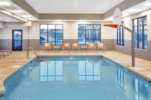 丰迪拉克丰迪拉克汉普顿酒店的一个带篮球架的游泳池