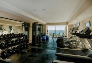 普埃布拉Hilton Garden Inn Puebla Angelopolis的健身房,配有一排跑步机和机器