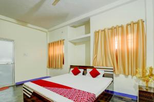 巴特那OYO Flagship Hotel Shubhmangalam的卧室配有红色和白色的床