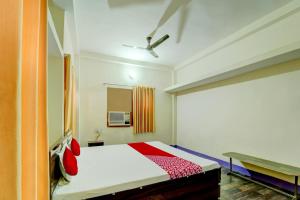 巴特那OYO Flagship Hotel Shubhmangalam的一间卧室设有一张床和一个窗口