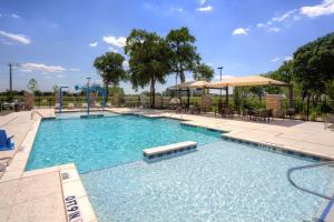普莱诺达拉斯/普莱诺东汉普顿套房酒店的度假村内一个蓝色的大泳池