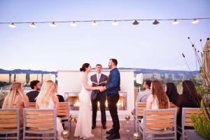 圣巴巴拉圣巴巴拉/戈利塔 - 希尔顿花园酒店的婚礼上新娘和新郎交换誓言